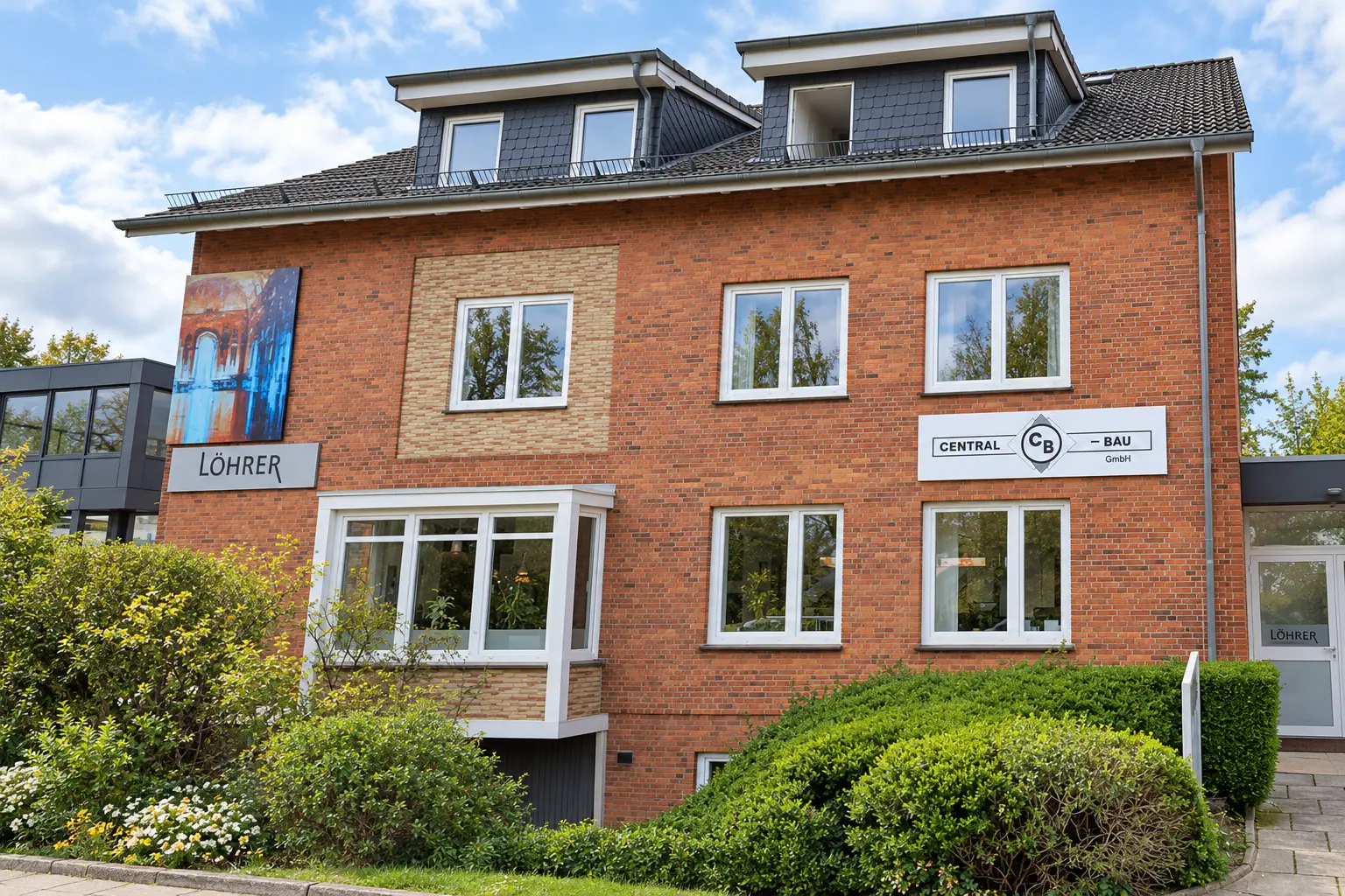 Außenansicht des Gebäudes am Holzkoppelweg 17 in Kiel mit den Firmenschildern von Central Bau und Löhrer